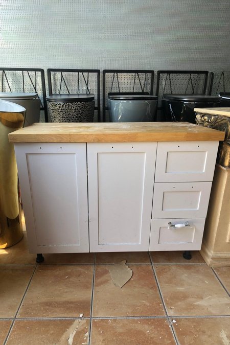 خزانة حمام بيضاء بسطح خشبي